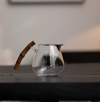 Guiyintang Heat-Resistant Glass Fairness Cup - Retro Bamboo Handle Public Cup for Home Brewing, Tea Equalizing, and Serving (Cha Hai)