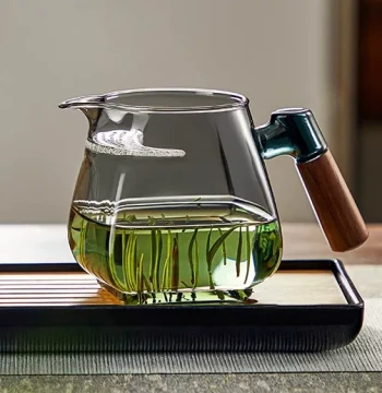 YIHUTEA Glass Teapot with High-Temperature Resistance and Crescent-Shaped Filter - Tea-Water Separation Fair Cup for Green Tea and Other Beverages