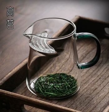 Glass Crescent Fairness Cup with Integrated Tea Strainer: Specialty Tea Set for Green Tea with Heat-Resistant Filtering Net for Brewing and Dividing Tea in Kung Fu Ceremonies