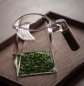Yihutea Glass Fairness Cup with Integrated Tea Strainer, Crescent Moon Filter Green Tea Brewer, Tea Divider, High-End Kung Fu Tea Sea