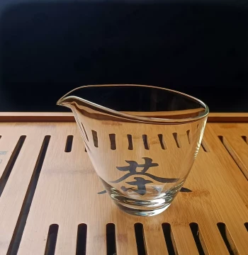 Premium Refined Heat-Resistant Borosilicate Glass Thickened Hexagonal Plum Blossom 'One Leaf Boat' Fairness Cup for Tea Mixing