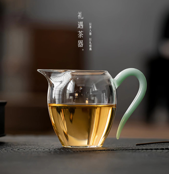 Japanese-Style Heat-Resistant Glass Fairness Cup – Premium Handcrafted Tea Server with Integrated Strainer for Home Brewing