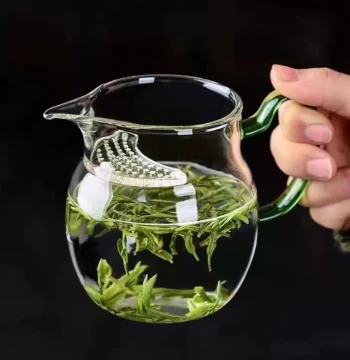 Crescent Moon Fairness Cup: Thickened Heat-Resistant Glass with Integrated Filter Mesh for Tea Brewing, Tea-Water Separation, and Home Use Gongbei