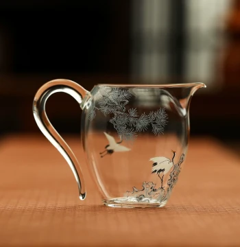Hongzhu Pine and Auspicious Crane Heat-Resistant Glass Fair Cup, Home Cottage Handle Gongbei, Tea Server, Brewing Uniform Cup, Tea Sea