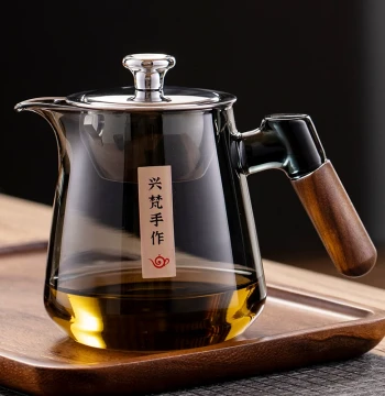 Thickened High-Borosilicate Glass Fairness Cup with Integrated Tea Strainer, Wooden Handle, and Lid for Gongfu Tea Brewing