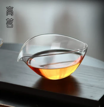 One Leaf Boat Fairness Cup: Unique Glass Gongfu Tea Accessory, Japanese-Style Transparent Premium Tea Divider