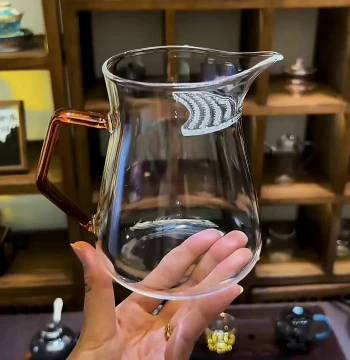 Explosion-Proof Thickened Glass Crescent Fairness Cup with Integrated Tea Strainer, Large Capacity Transparent Tea Server, Heat-Resistant Viral Cup