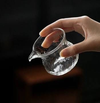 Caomuci High Borosilicate Glass Fair Cup: Premium Tea Divider, Tea Sea, and Uniformity Cup for Kung Fu Tea Sets. Features a Twisted Pattern Mini Public Cup.