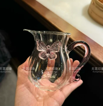 Spring Butterfly High Borosilicate Glass Fairness Cup: Hibiscus-Shaped Handled Divider with High Temperature Resistance for Tea Serving