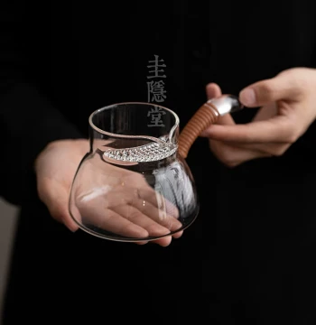 Guiyintang Thickened Heat-Resistant Glass Fair Cup with Integrated Tea Strainer, Side-Handle Gongbei, Green Tea Brewing Cup, Tea Divider, Tea Sea