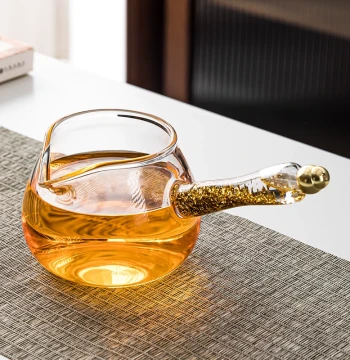 Japanese Style Side-Handle Glass Fairness Cup - Thickened Heat-Resistant Gold Foil Public Cup, Large Tea Server with Strainer, Tea Set Accessory