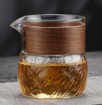 Guanfa Walnut Wood Heat-Resistant Fairness Cup - Thickened Hammered Glass Tea Server for Even Pouring and Distribution