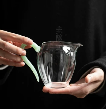 Guiyintang Handcrafted Fairness Cup, High-Borosilicate Heat-Resistant Glass Tea Divider, Egg-Shaped Gongfu Tea Cup
