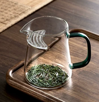 Heat-Resistant Glass Crescent Fairness Cup with Integrated Tea Strainer – Ideal for Green Tea, Kung Fu Tea Serving, and Filtration