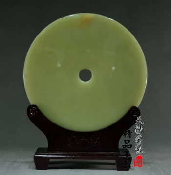 Natural Jade Ornament for Living Room: Xiuyan Jade Hand-Carved Peace Buckle Craft; Gift and Desktop Jade Plate