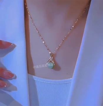 Pearl of the Palm Cat's Eye Stone Jade Lucky Bag Pendant Necklace for Women, Non-Fading Light Luxury Niche High-End Titanium Steel Clavicle Chain