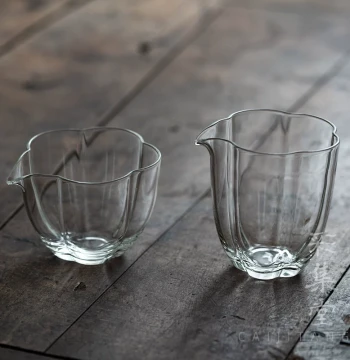 Caijitang Plum Blossom Glass Fairness Cup, Flower-Rimmed Tea Sharing Cup, Transparent Heat-Resistant Handheld Tea Sea, Tea Ware Decanter