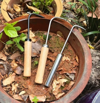 Single-Prong Root Hook Gardening Tool – For Soil Loosening, Weeding, and Root Extraction in Potted Plants and Bonsai Care