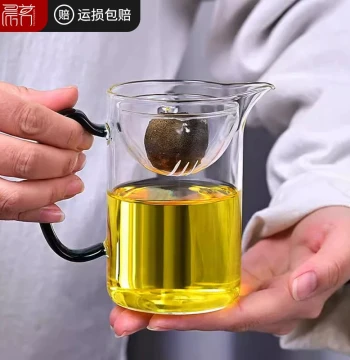 Specialized Teapot for Xiaoqinggan (Small Green Citrus): Rotating Xiaoyao Pot. Heat-Resistant Glass with Wooden Handle, Integrated Filter, Fair Cup, and Kung Fu Tea Sea.