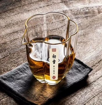 Japanese-Style Petal-Shaped Glass Fair Cup – Heat-Resistant Home Tea Sea Pitcher for Gongfu Tea Sets, Transparent Serving Cup