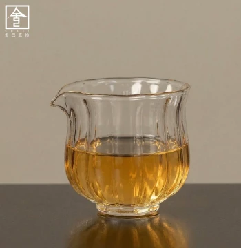 Glass Fairness Cup with Floral Motif, High Borosilicate Heat-Resistant Thickened Tea Server for Ladies' Kung Fu Tea Sets