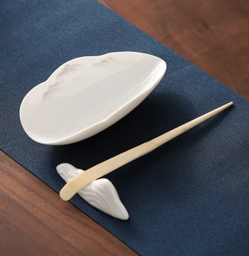 Mutton Fat White Porcelain Tea Scoop and Tea Pick Two-Piece Set, Kung Fu Tea Accessories Including Tea Holder, Spoon, and Serving Utensils for Appreciating and Decanting Tea