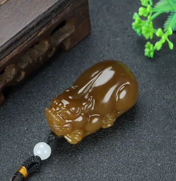 Xinjiang Hetian Sugar Jade Pixiu Hand Piece, Qie Mo Sugar Material Wealth-Attracting Pixiu Jade Auspicious Beast Ornament
