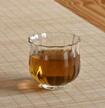 Heat-Resistant Glass Tea Tasting Cup, Lotus Petal Design Master Cup for Kung Fu Tea Set, Japanese Handcrafted Style