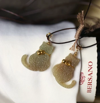 Natural Hetian Jade Qiemo Sugar Material Carved Little Cat Pendant Women's Original Jade Sweater Chain Hanging Ornament