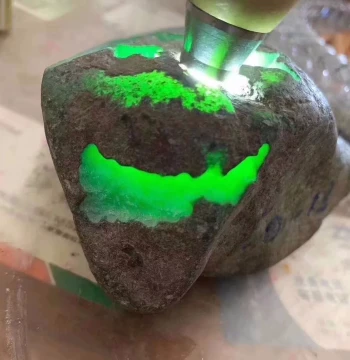 Natural Burmese Jadeite Live Stream Raw Stone Customization, Edge Scraps, Slice Materials, Kilogram Lots, Blind Box Live Stream Exclusive Purchase Link