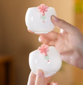 Hand-Sculpted Ceramic Plum Blossom Master Cup, Single Cup with Gold Tracing, High-End Tea Tasting Cup for Women, Exquisite White Porcelain Teacup for Gifting