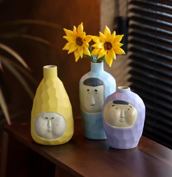 Jingdezhen Quirky Funny Human Face Ceramic Small Vase, Handmade Desktop Ornament for Living Room Tea Room Flower Arrangement Art Piece