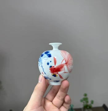 Jingdezhen Mini Small Vase, Antique Shelf Ceramic Desktop Hand-Painted Goldfish Craftsmanship, Premium Feel Ornament