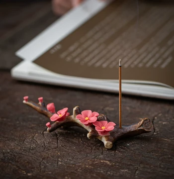 Yuxuan Creative Incense Holder with Pinched Flowers, Handmade Tea Pet, Ceramic Handcrafted Winter Plum Branch Pen Rest, Plum Blossom Ornament Decoration