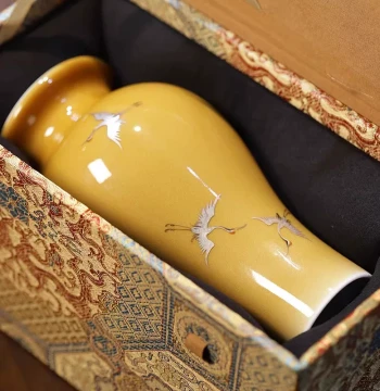 Dayu Meiqi Honey-Yellow Nafu Ruihe Vase – Tea Ceremony Flower Vessel, Jingdezhen Ceramic, Hand-Painted Bottle, Perfect Gift
