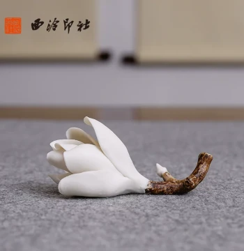 [Xiling Seal Art Society] Magnolia Flower Brush Rest, Plum Blossom Brush Holder, Creative Ceramic Brush Stand, Ink Stone Ruler for Calligraphy and Painting, Four Treasures of the Study, Handmade Ornament, Ancient-Style Gift