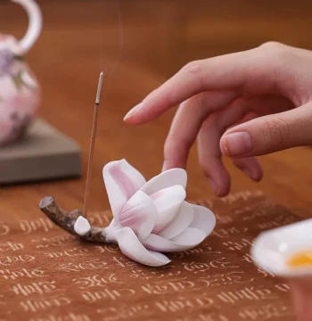 Jingdezhen Ceramic Magnolia Flower Incense Holder Small Ornament, Elegant Object Pen Rest, Handmade Ceramic Flower Tea Room Decorative Ornament