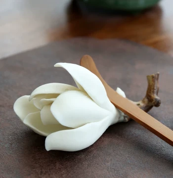 Magnolia Incense Holder Ornament - Ceramic Handmade Flower Pen Rest for Tea Rooms, Teapot Lid Stand