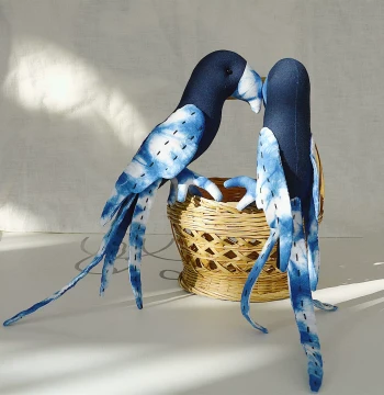 Yunnan Dali Handmade Tie-Dye Fabric Parrot Ornament, Embroidered Bird Doll, Travel Souvenir and Intangible Cultural Heritage Gift