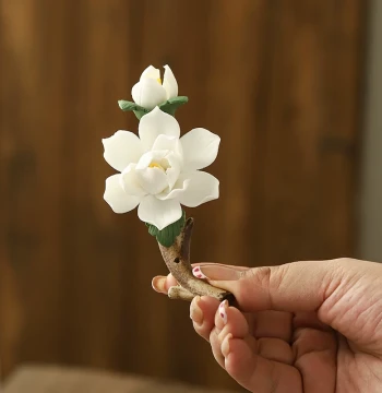 Ceramic Gardenia Incense Holder: Hand-Sculpted Flower Incense Stand with Zen Aesthetic for Sandalwood and Agarwood