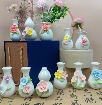 Ceramic Handmade Intangible Cultural Heritage Molded Flower Mutton Fat Jade Porcelain Vase Chinese Style Tea Desk Mini Decor Dried Flower Hydroponic Flower Vessel
