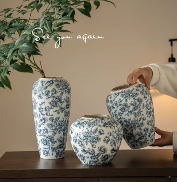 French Vintage Style Ceramic Vase, Retro Handmade Blue-and-White Porcelain Pot, High-End Living Room Entryway Flower Arrangement Decor