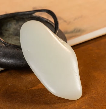 Authentic Xinjiang Hetian Jade Seed Material, Natural Raw Stone Ornament, Hand-Held Piece, 105g