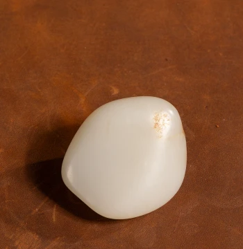 Authentic Xinjiang Natural Hetian Jade Seed Material Raw Stone Collectible Carving - Hand-Held Piece or Display Item 110g