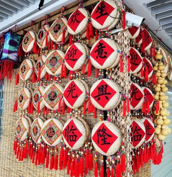 Unique Folk Bamboo Weaving Handicraft Embroidered Hanging Ornament for Restaurant Farmhouse Entrance Plaque Decoration