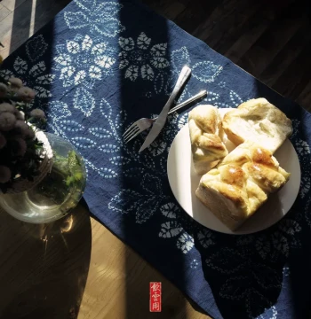 Handmade Batik Placemat - Plant Indigo Dyed Rectangular Mat with Tassels, Ethnic Pastoral Style Tea Table Heat Insulator (90x45cm)