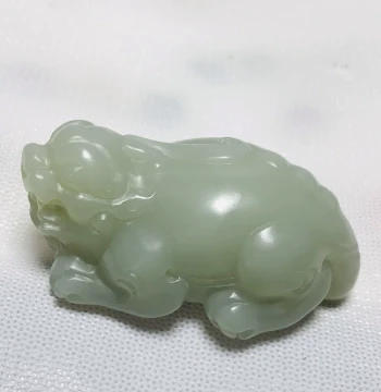 Pixiu Hand Piece Xinjiang Qiemo Material Fine and Warm Jade Texture Exquisite Carving 60×33×28mm 93.6g