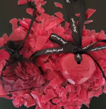 Car Air Vent Aromatherapy Hanging Ornament Red Pomegranate Soap with Heart-Shaped Little Bear Design