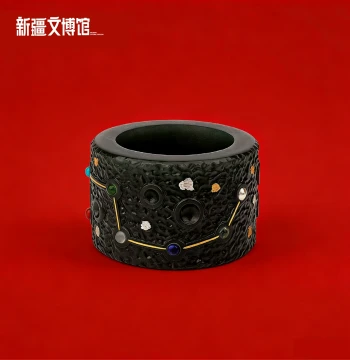 Xinjiang Museum Hetian Jade Hand Piece: Unique Thumb Ring Pendant with Gold and Silver Inlay, Birthday Gift for Elders