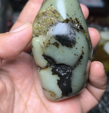 Xinjiang Hetian Jade Seed Material Raw Stone Sha Zao Qing Hand Piece with Black Oil Skin